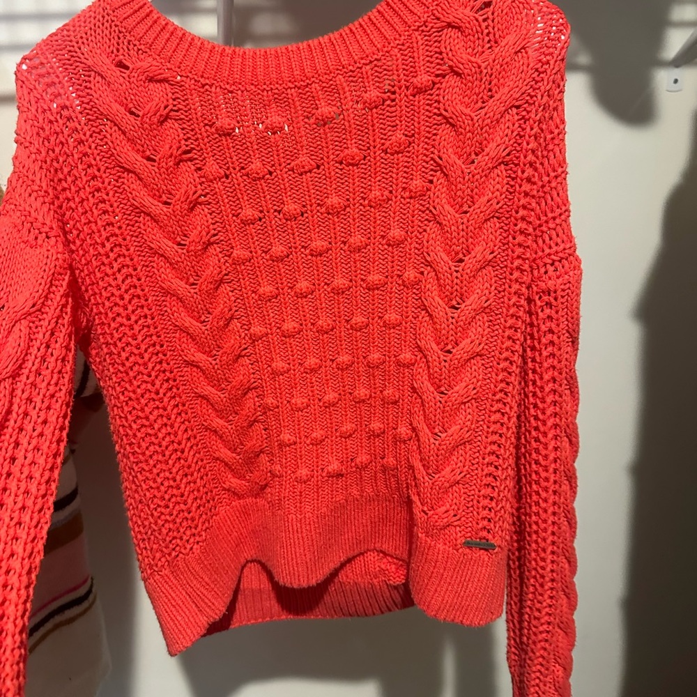 This is a sweater, it is a size small nice fit and amazing color!